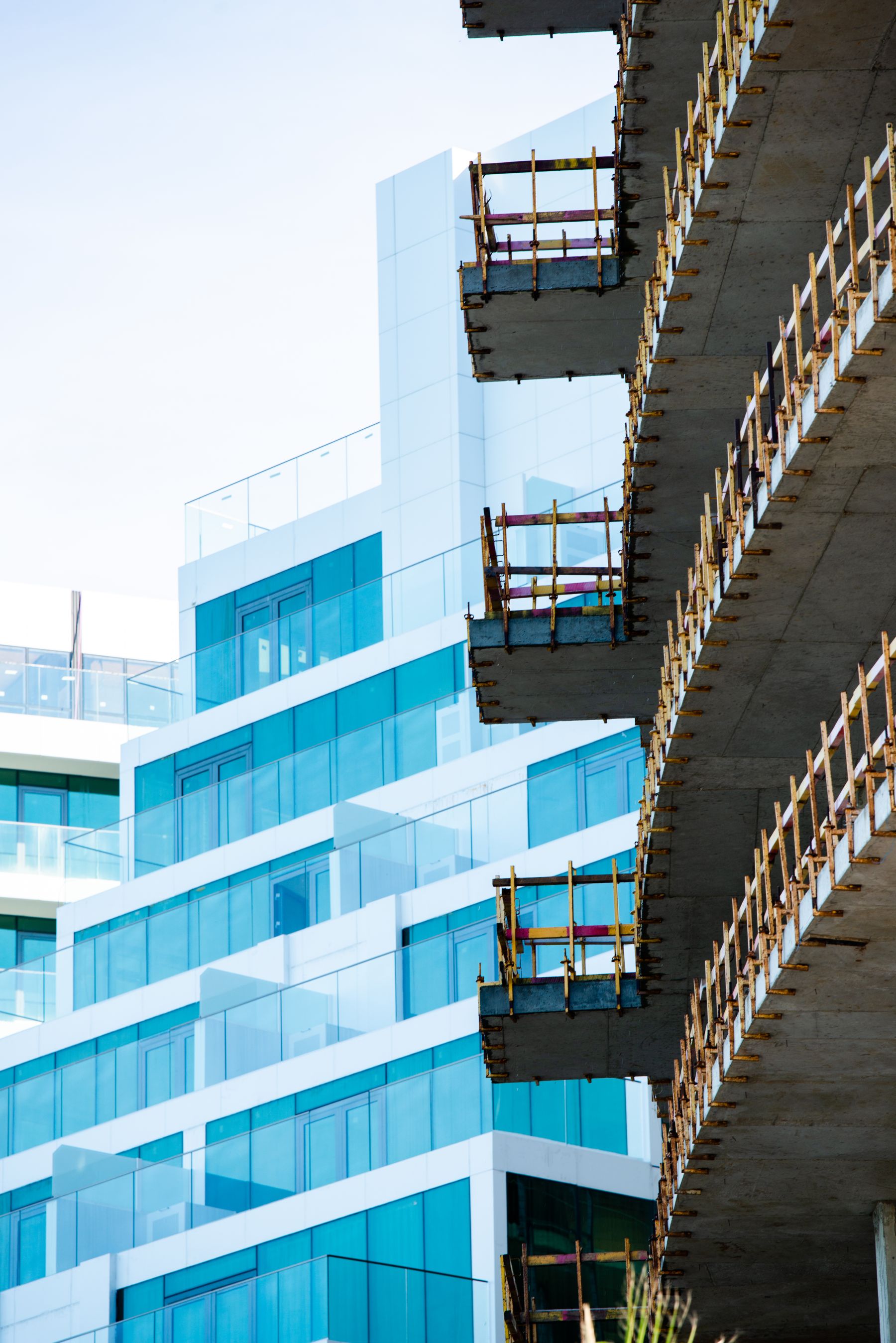 Detalle de arquitectura y construcción de una fachada contemporánea